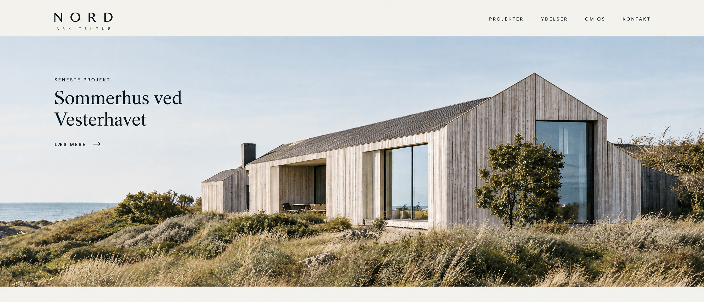 Eksempeldesign af en hjemmeside for den fiktive virksomhed Nord Arkitektur, med et foto af et moderne sommerhus ved Vesterhavet